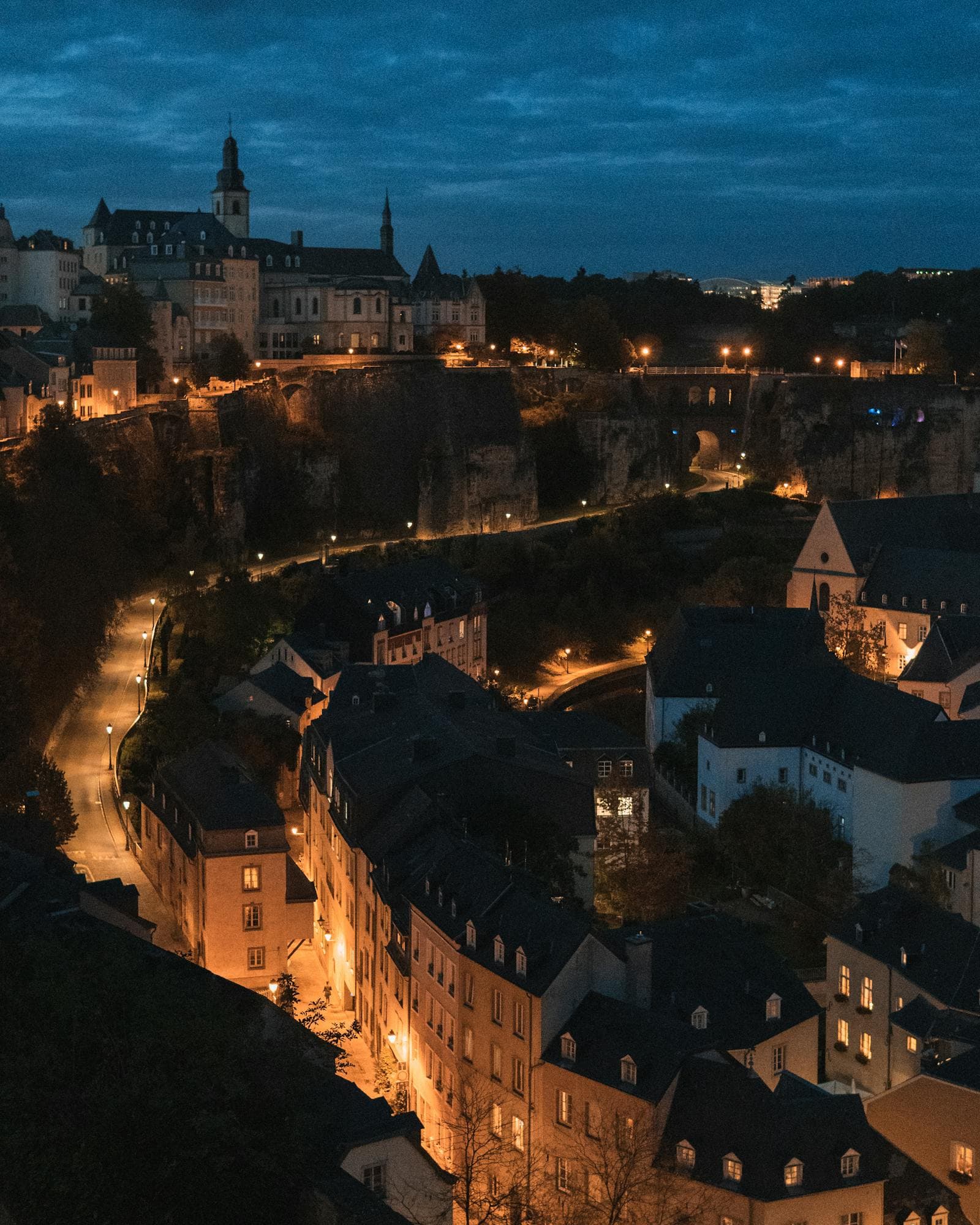 Luxemburg-Stadt nachts illuminiert.